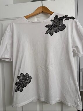 T shirt Zara White Tee with Black Floral Appliqués